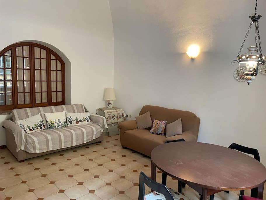Appartamento In Centro Storico Finale Ligure Exterior foto
